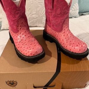 Ariat Fatbaby  Boots Size 6 B these are adorable with jeans. Slight wear on tops